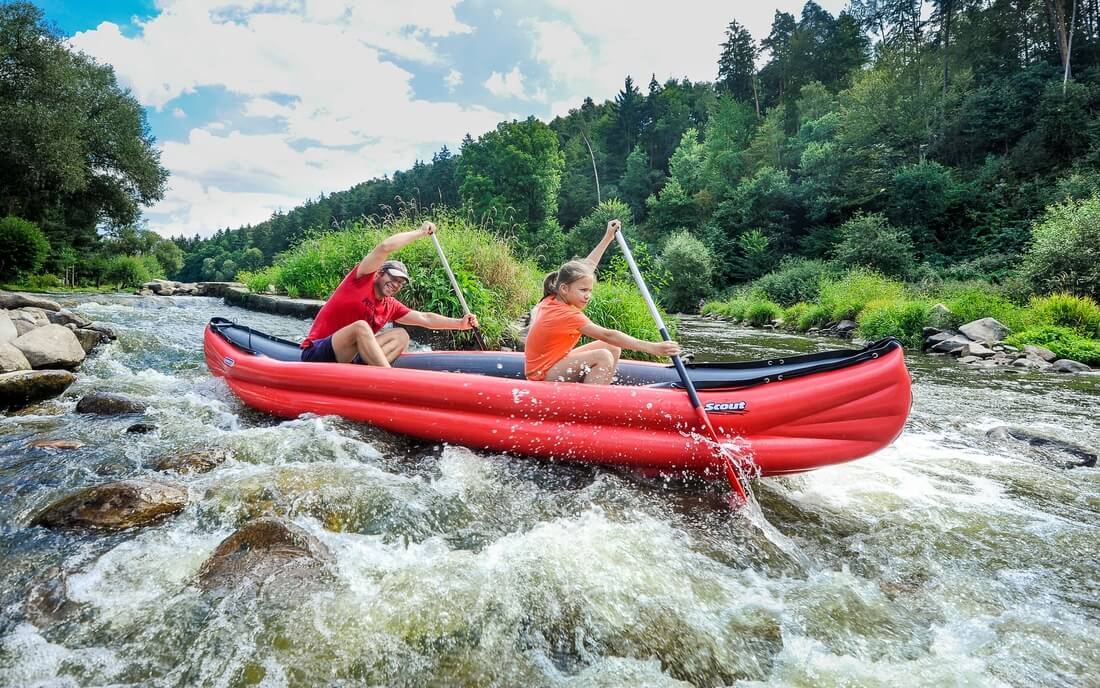 Na Sázavě nad Pikovicemi. Jen ty vesty a helmy chybí!