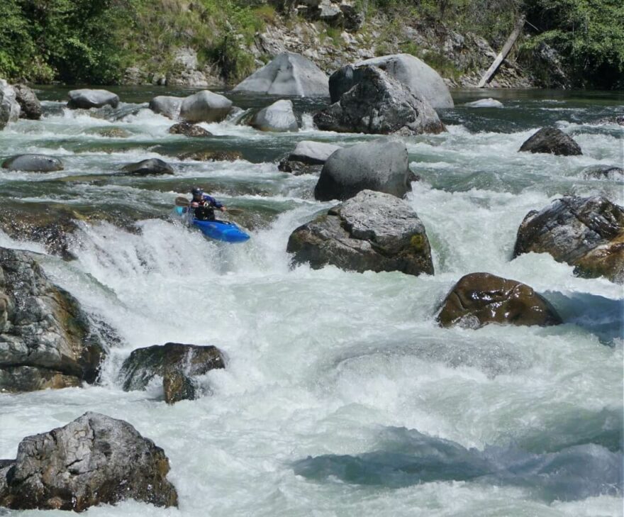 Místňák Adam volí pravou lajnu v peřeji Cascade.