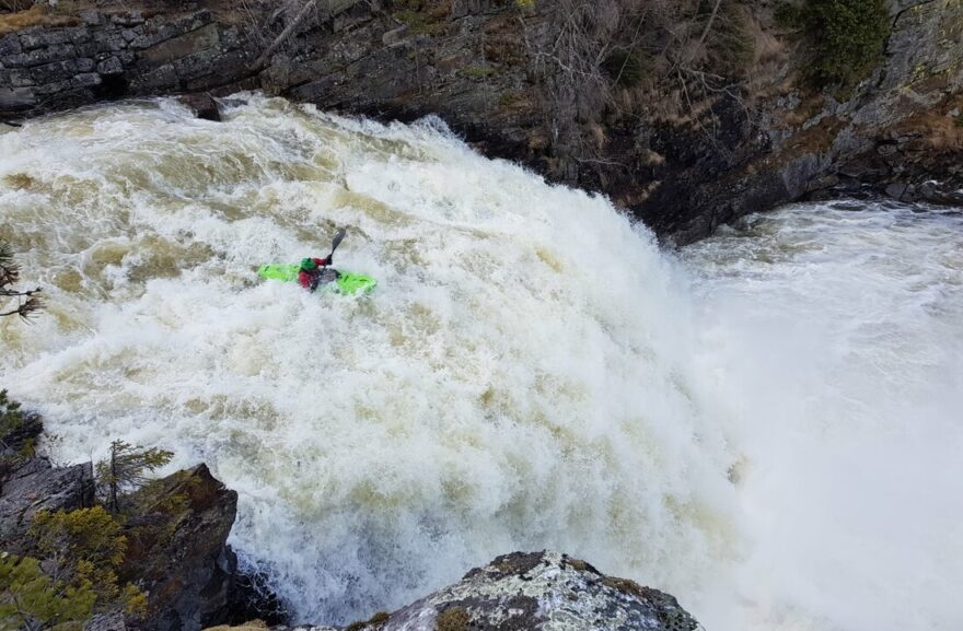 Spånemfossen 1. Idealní boofovací lajna v bráchově podání.