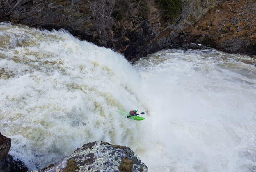 Spånemfossen 3. Všimni si markantního předklonu z důvodu snížení komprese v bederní páteři.