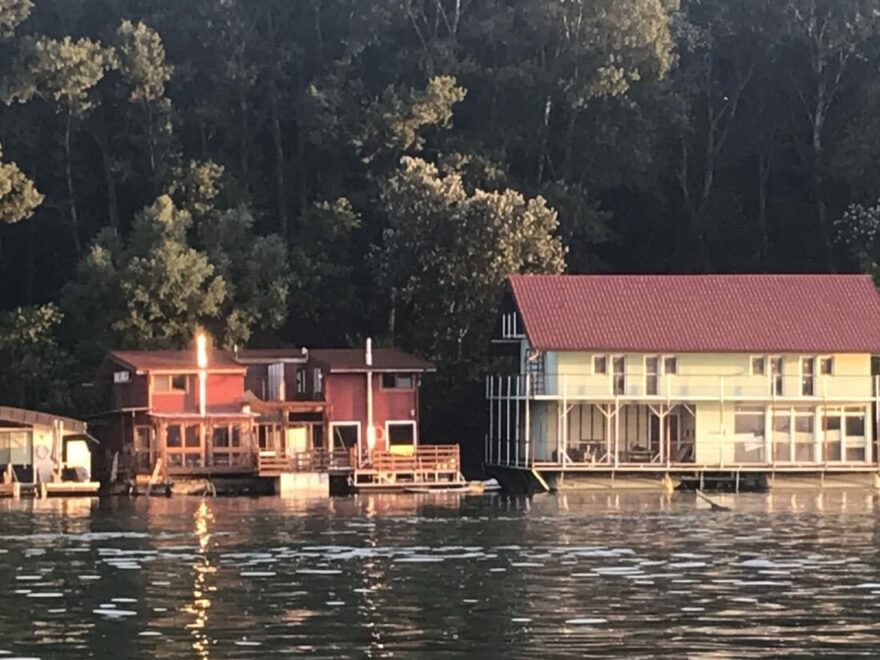 Houseboat nebo castleboat?