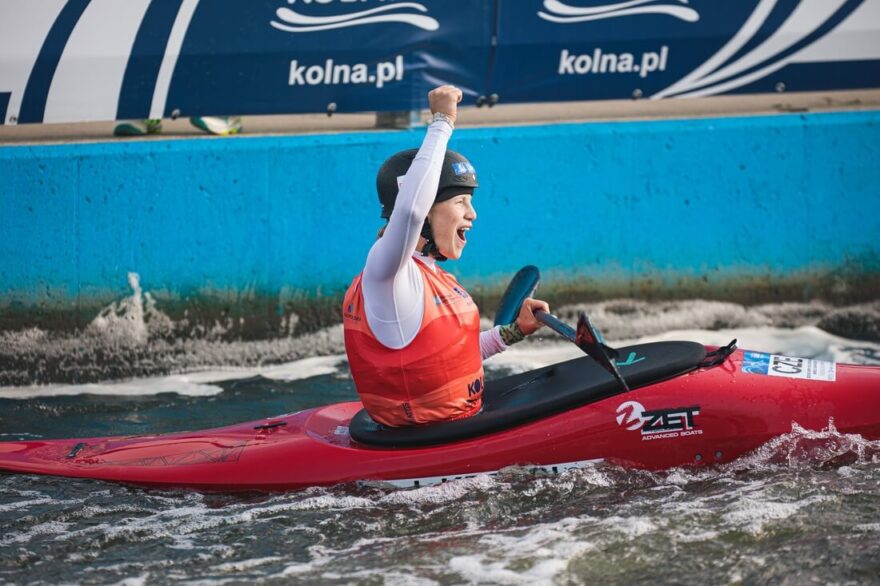 Radost v cíli závodu kayak crossu na MSJ v Krakově 2023.