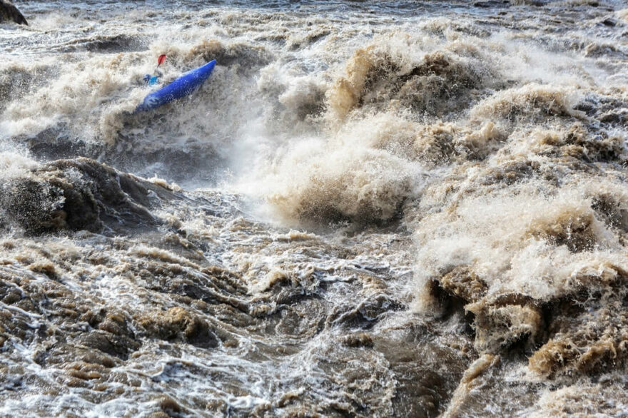 Michal Kuthan dostává masáž na řece Suárez.