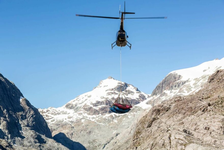 Na řeku se nedá bez pomoci helikoptéry dostat.