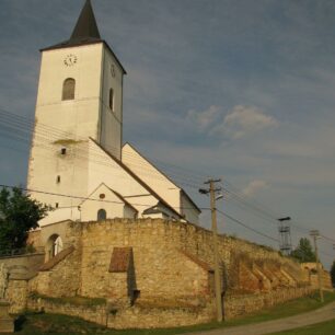 Opevněný kostel Sv. Jakuba staršího v Nosislavi spolu s tvrzí chránil městečko.