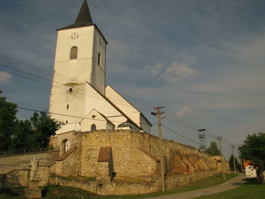 Opevněný kostel Sv. Jakuba staršího v Nosislavi spolu s tvrzí chránil městečko.