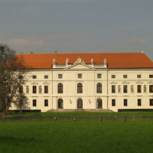 Zámek Židlochovice při pohledu z parku.