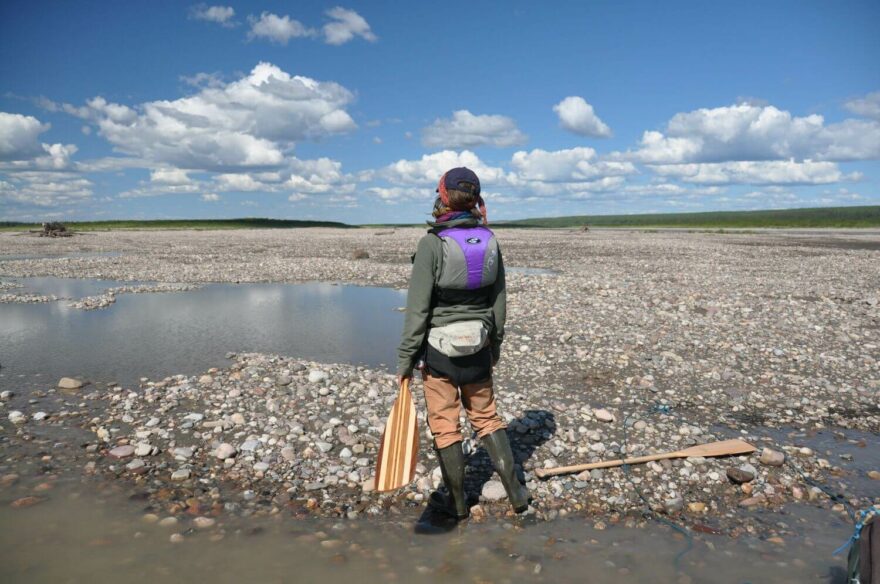Ke konci řeky Keele lze cítit prostor nad nedalekou řekou Mackenzie.