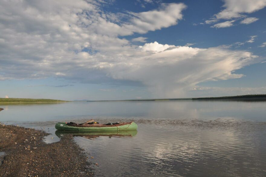 Hra mraků při polední zastávce na řece Mackenzie. Při šířce řeky a plavbě uprostřed lze zastavit tak jednou denně.