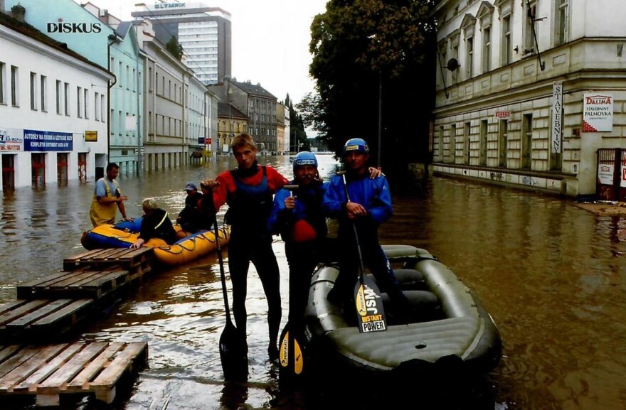 Petr s další raftaři pomáhali při povodních v Praze v roce 2002.