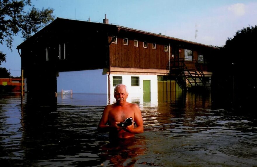 Petr v areálu v Troji při povodních v roce 2002. Nakonec voda vystoupala až ke komínu.