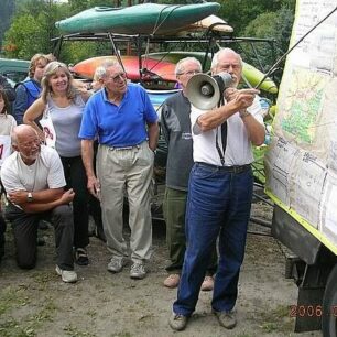 Franta provádí výklad trati před závodem na Teplé v roce 2006.