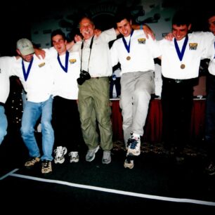 Petr se svými svěřenci oslavuje zisk medailí na MS v roce 2001.