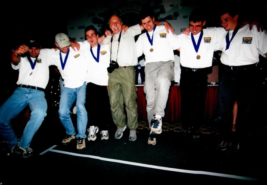 Petr se svými svěřenci oslavuje zisk medailí na MS v roce 2001.