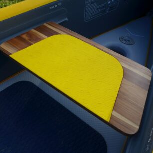 Dřevěné sedačky mají polstrování z pěny EVA.