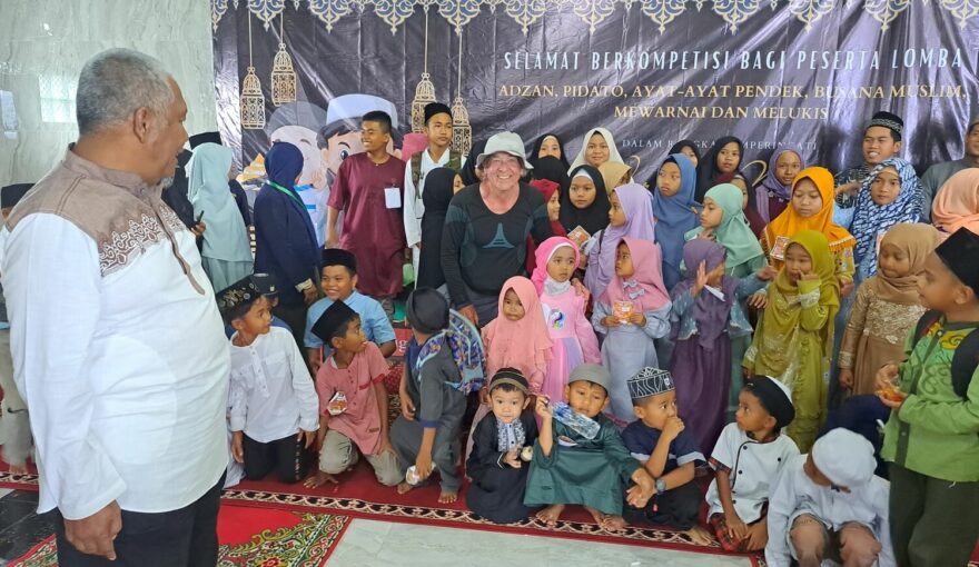 S dětmi v mešitě aneb najdi autora článku.