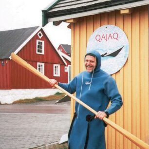 Zkoušení typické výbavy kajakáře v Grónsku.