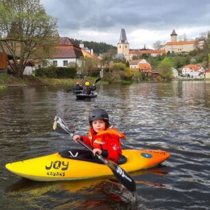 Vhodným terénem pro pádlování s dětmi je třeba Vltava pod Vyšším Brodem.