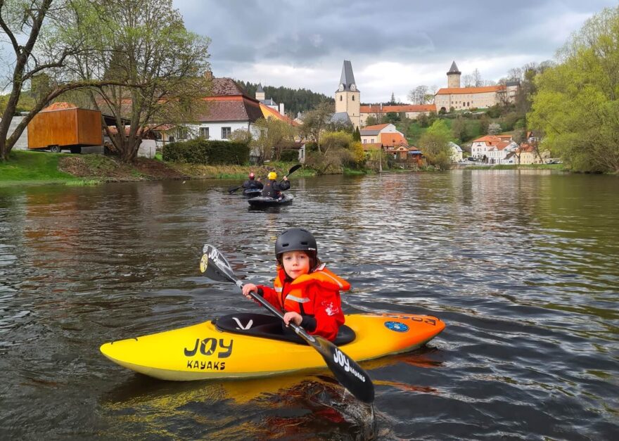 Vhodným terénem pro pádlování s dětmi je třeba Vltava pod Vyšším Brodem.