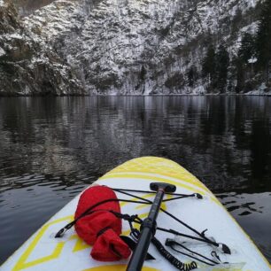 Paddleboardové začátky na Štěchovicích, které v zimě skoro nikdy nezamrzají.