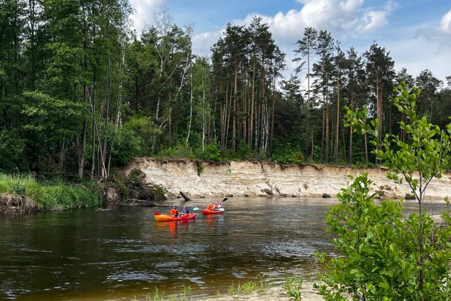 Krásné meandry a pískové břehy řeky Pisa.