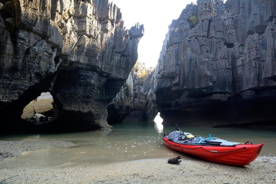 Fantastická skalní laguna Prasat Hin Pun Yot, do které vede několik tunelů.