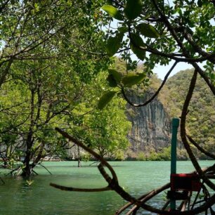 Laguna ostrůvku Ko Hong v zátoce Phang-Nga, kde se před davy turistů schovávám v mangrove.