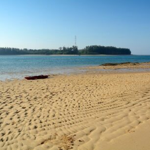 Odliv vytvořil mohutnou a prudkou řeku, proti které jsem neměl moc šancí. Na druhé straně průlivu je Phuket.