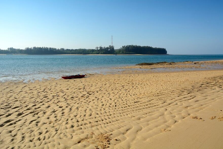 Odliv vytvořil mohutnou a prudkou řeku, proti které jsem neměl moc šancí. Na druhé straně průlivu je Phuket.