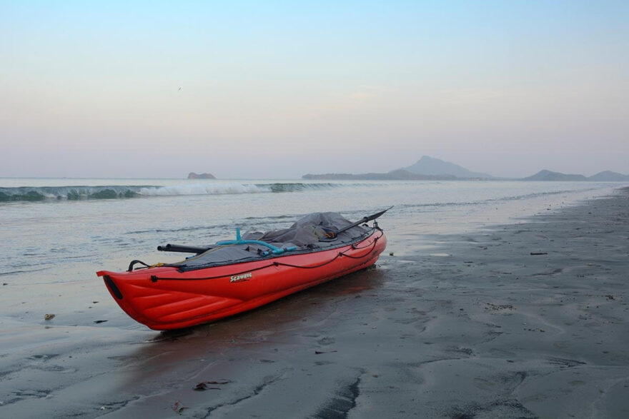 Široká a plochá pláž Hat Yao, předěl za turistickou oblastí Krabi.