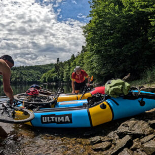 Packraft uveze v pohodě kolo, tudíž koloběžku také.