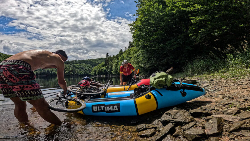 Packraft uveze v pohodě kolo, tudíž koloběžku také.