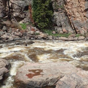 Prohlížení peřeje Narrow Falls na North Platte River.