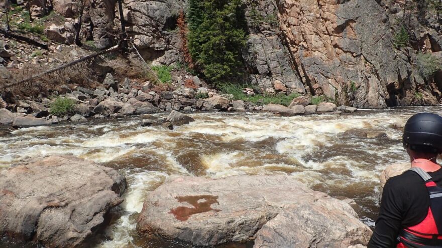 Prohlížení peřeje Narrow Falls na North Platte River.