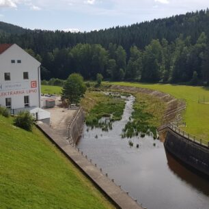 Pohled na start slalomové trati pod přehradou Lipno při normální vodě.