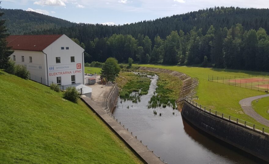 Pohled na start slalomové trati pod přehradou Lipno při normální vodě.