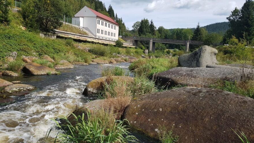 Druhá polovina slalomové trati nad lávkou bez vody.