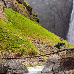 Nasedání pod vodopádem Vøringsfossen.