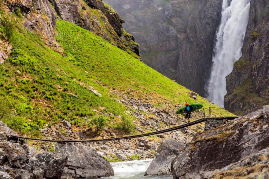 Nasedání pod vodopádem Vøringsfossen.