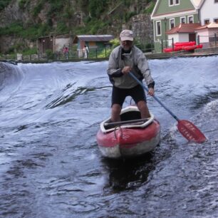 Kráťa objevil paddleboarding dávno předtím, než dorazil do Česka.