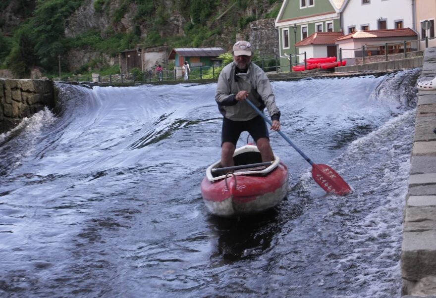 Kráťa objevil paddleboarding dávno předtím, než dorazil do Česka.