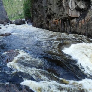 Pohled do první poloviny nesjízdného kaňonu Katchapahun Falls.