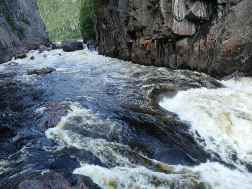 Pohled do první poloviny nesjízdného kaňonu Katchapahun Falls.