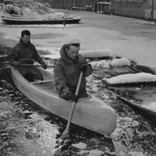 Křest druhého prototypu laminátky. Pádlují Zdeněk Koráb a Karel Novák. Leden 1958.