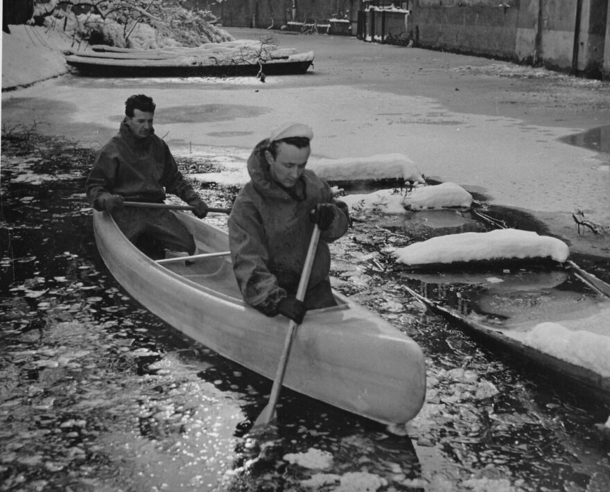 Křest druhého prototypu laminátky. Pádlují Zdeněk Koráb a Karel Novák. Leden 1958.