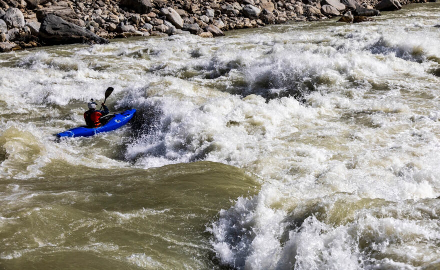 Neustálý slalom mezi velkými válci a balícími se vlnami.