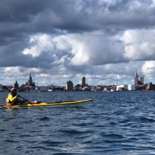 Po levé ruce Stralsund, kde to před víc než týdnem začalo.