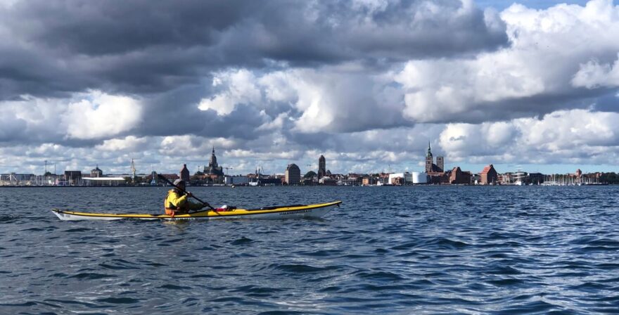 Po levé ruce Stralsund, kde to před víc než týdnem začalo.