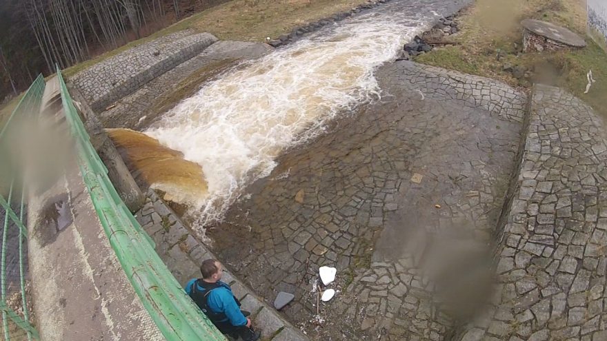 Poslední jez na spodní Rolavě - nesjízdný. Včas zastavit nad ním!