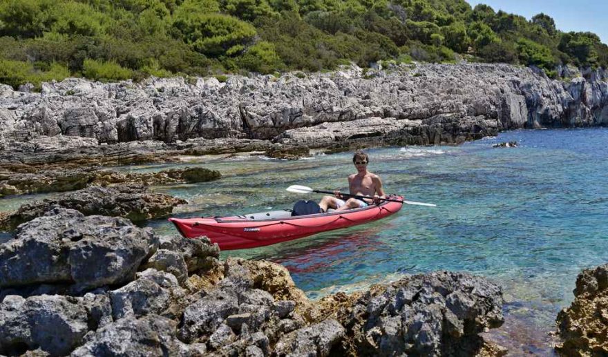 Členité pobřeží ostrova Dugi Otok objevíte snadno díky nafukovacímu kajaku